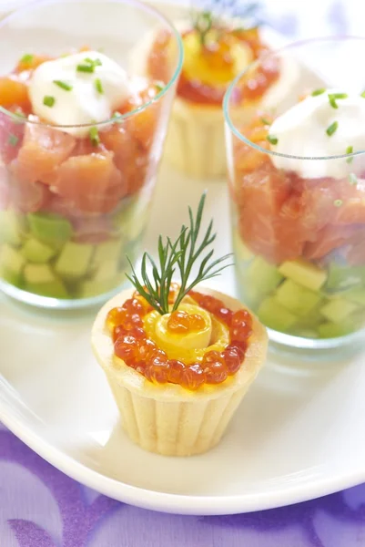 Aperitivos de vacaciones con salmón y caviar rojo — Foto de Stock