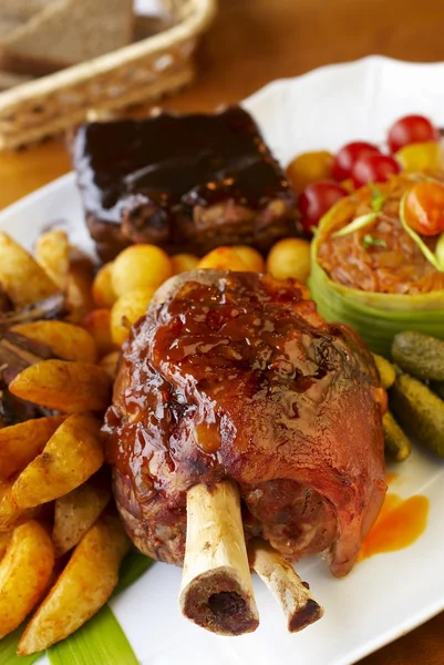 Viande assortie aux légumes — Photo