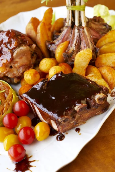 Assorted meat with vegetables — Stock Image Assorted meat with vegetables Royalty Free Stock Photos