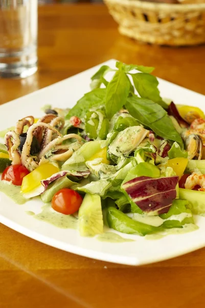 Fresh salad with seafood — Stock Photo, Image