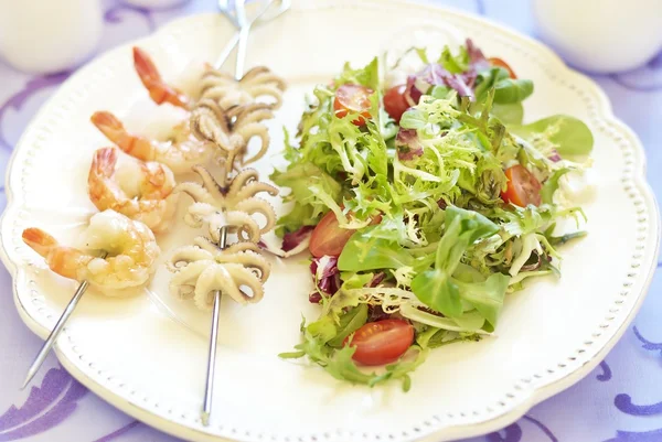 Gegrillte Meeresfrüchte auf Spieß und frischem Salat — Stockfoto