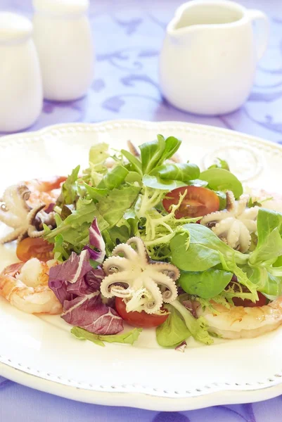 Свежий салат с морепродуктами — стоковое фото