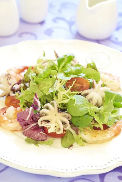 Fresh salad with seafood — Stock Photo, Image