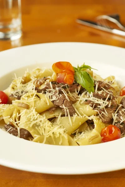 Pasta with meat, tomatoes and cheese — Stock Photo, Image