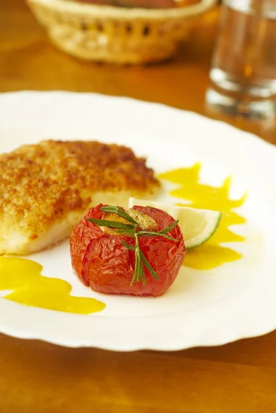 Peixe grelhado com molho de laranja e tomate assado — Fotografia de Stock