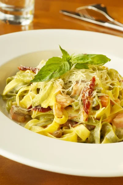 Pasta with salmon, dried tomatoes and cheese — Stock Photo, Image