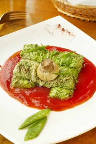 Rouleaux de chou à la sauce tomate Photo De Stock