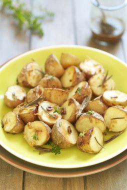 sarımsaklı ve otlu fırında patates