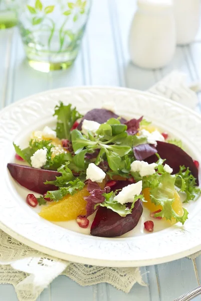 Rödbetor och orange sallad med ost och granatäpple — Stockfoto