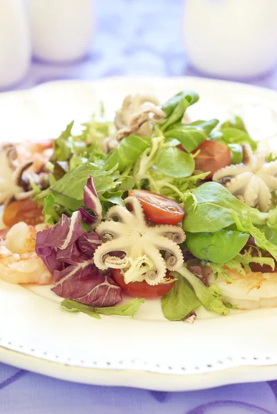 Salada fresca com frutos do mar — Fotografia de Stock