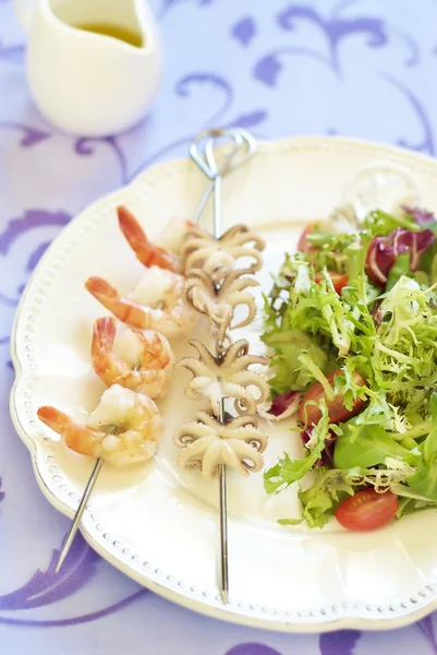 Grilled seafood on skewer and fresh salad — Stock Photo, Image