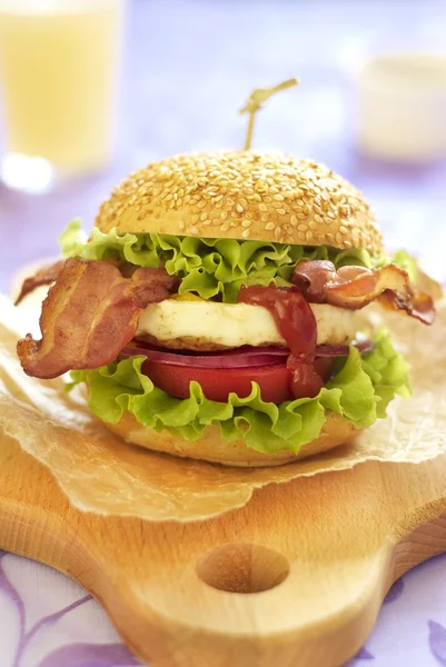 Ei hamburger met tomaat, salade, ajuin en spek — Stockfoto