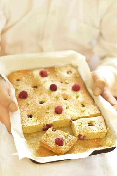 Raspberry cake with pistachio — Stock Photo, Image