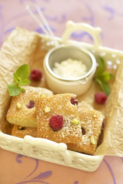 Homemade raspberry pie with pistachio — Stock Photo, Image