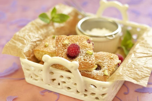 Homemade raspberry pie with pistachio — Stock Photo, Image