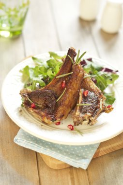 nar ve salata ile kızarmış kuzu