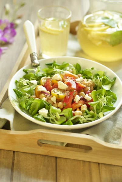 Salada quente de grão de bico e pimenta com tomate e queijo de cabra — Fotografia de Stock