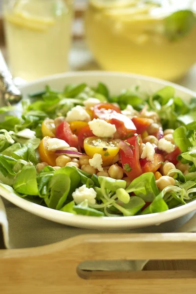 Warme kikkererwten en peper salade met tomaten en geitenkaas — Stockfoto