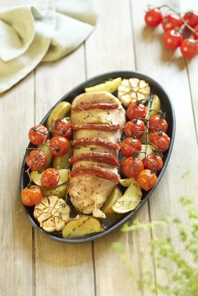 Gebackenes Filet mit Chorizo und Gemüse — Stockfoto