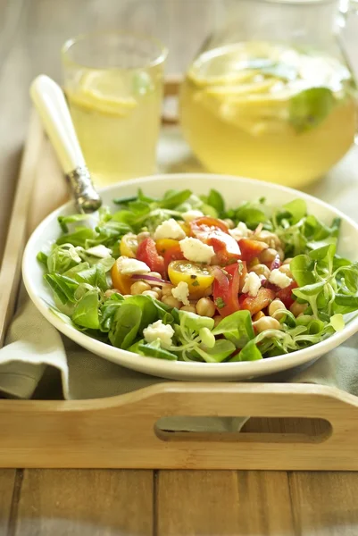 Warm chickpea and pepper salad with tomatoes and goat cheese — Stock Photo, Image