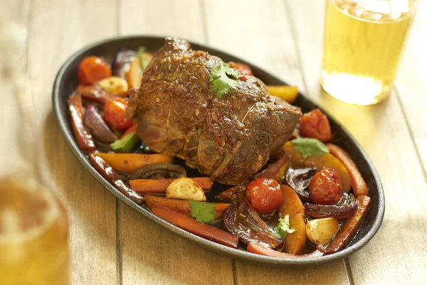 Viande de veau cuite aux légumes — Photo