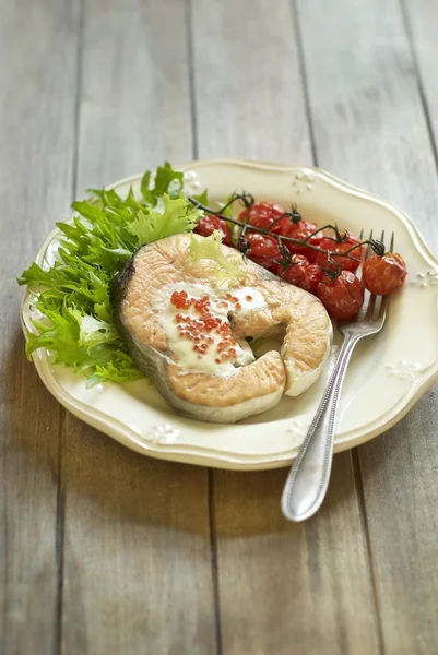 Baked salmon with caviar sauce and vegetables — Stock Photo, Image