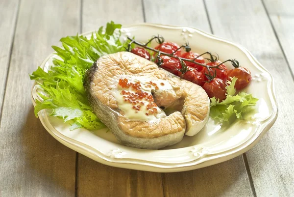 Запеченный лосось с соусом из икры и овощами — стоковое фото