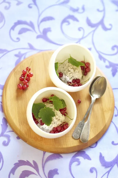 Ice cream with chocolate and red currant — Stock Photo, Image