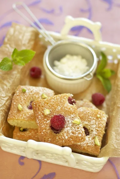 Raspberry cake with pistachio — Stock Photo, Image
