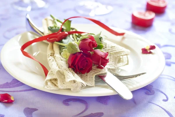 Served plate with napkin and rose in Valentine day — Stock Photo, Image
