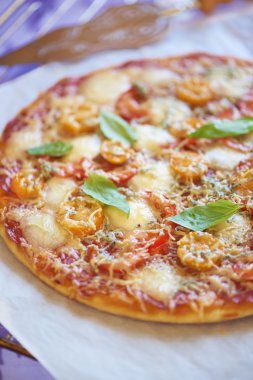 Pizza sucuk, domates, biber ve mozzarella ile