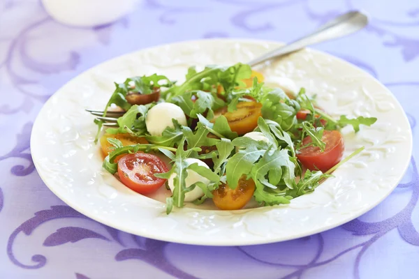 Fresh salad with tomatoes and mozzarella — Stock Photo, Image