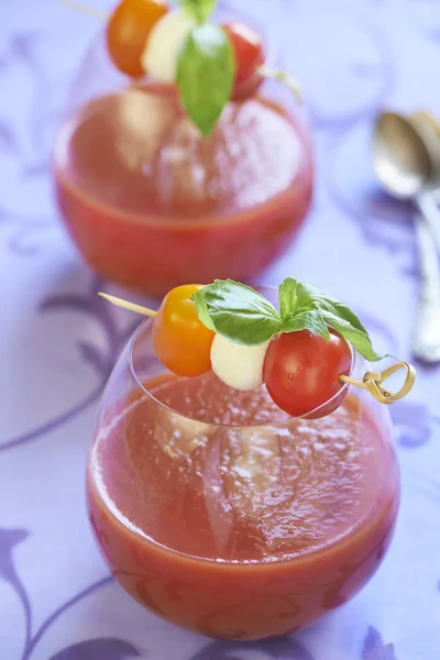 Sopa de tomate con mozzarella y albahaca — Foto de Stock