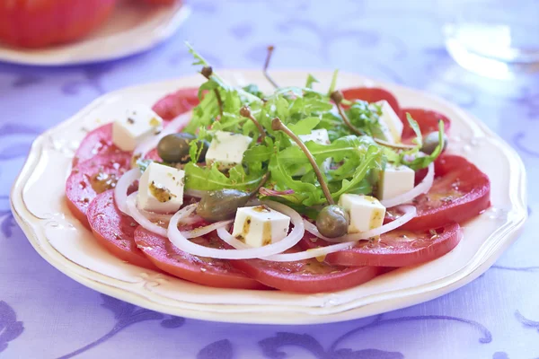 Fräsch sallad med tomater, lök, kapris och fetaost — Stockfoto