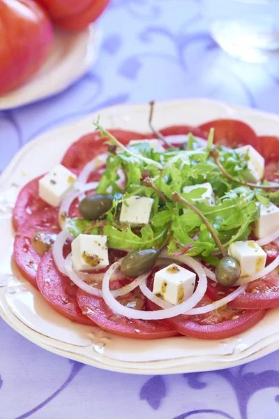 Verse salade met feta, tomaten, uien en kappertjes — Stockfoto