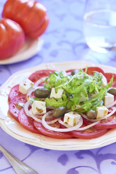 Salada fresca com tomate, cebola, alcaparras e feta — Fotografia de Stock