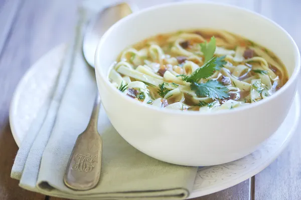 Sopa de fideos con corazones de pavo — Foto de Stock