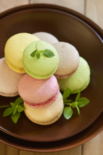 Macarons colorés sur plaque marron — Photo