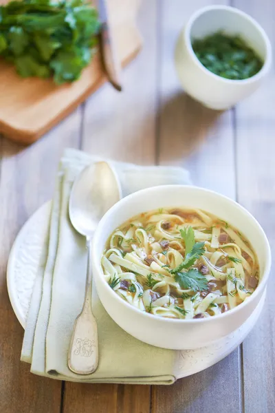 Sopa de macarrão com corações de peru — Fotografia de Stock