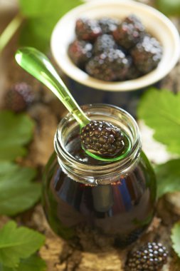 taze çilek ve böğürtlen reçeli