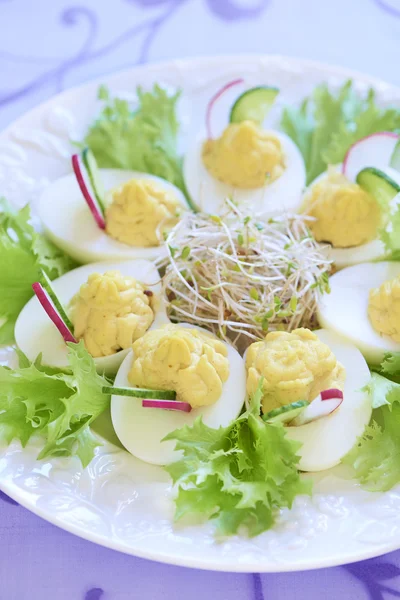 Ovos cozidos com salada, brotos, pepino e rabanete — Fotografia de Stock