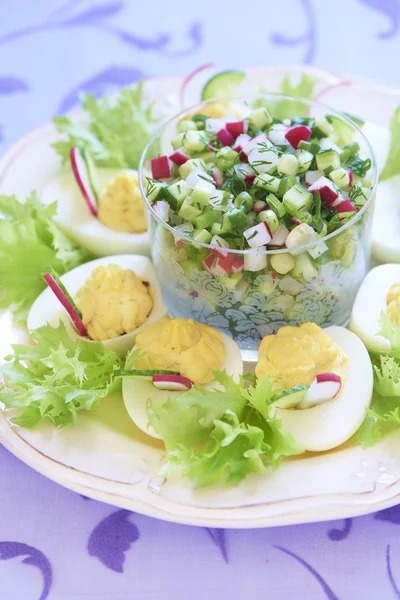 Ovos cozidos com salada, pepino e rabanete — Fotografia de Stock