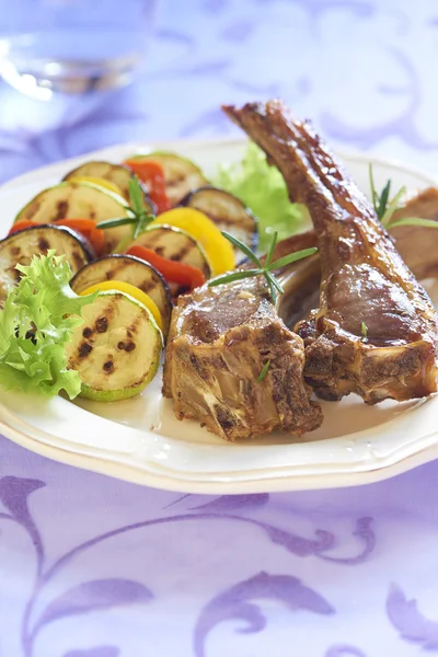 Gebakken lamsfilet met plantaardige garnituur — Stockfoto