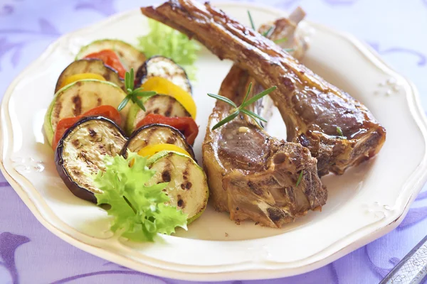 Fried lamb with vegetable garnish — Stock Photo, Image