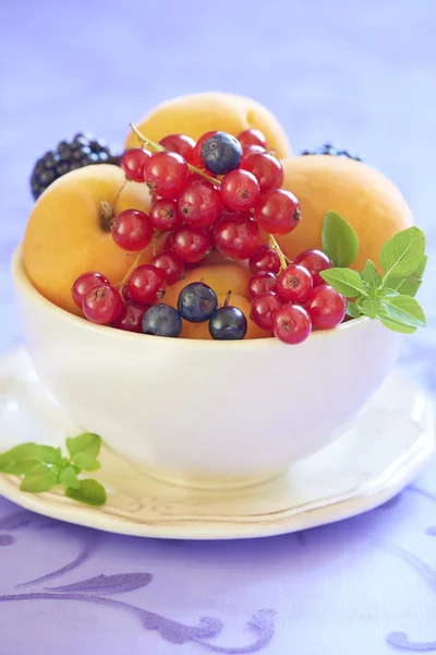 碗里有新鲜的水果和浆果 — 图库照片