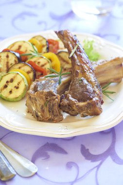 Kızarmış kuzu sebze garnitür ile