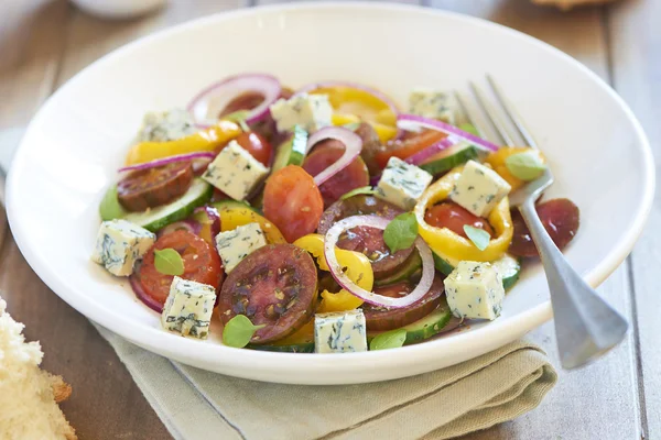 Griekse salade met blauwe kaas — Stockfoto