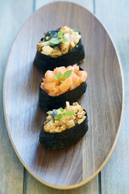 yılan balığı ve somon suşi