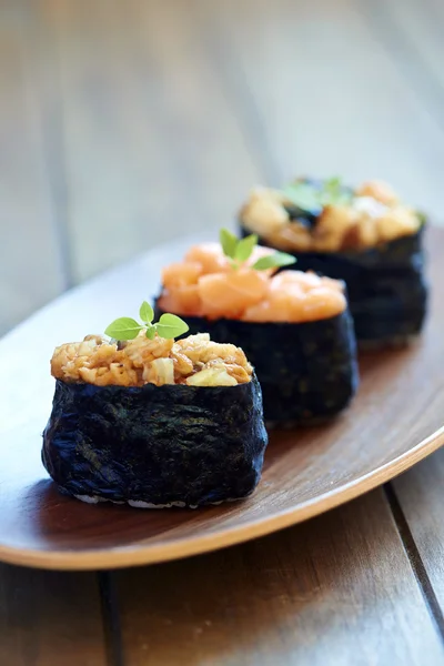 Sushi de enguia e salmão — Fotografia de Stock