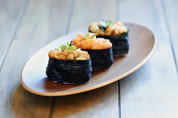 Sushi de enguia e salmão — Fotografia de Stock